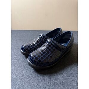 Cushionaire Womens Navy Blue Croc Patent Slip Resistant Clogs Shoes Size 8W